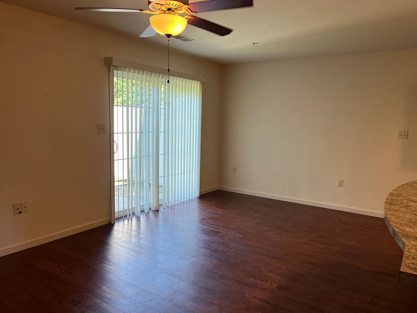2/BR luxury townhouse with garage — Photo 4