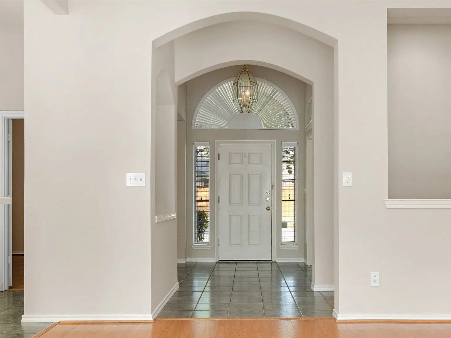 3 bed, 2.0 bath, 2248 sqft, $2,350 — Photo 2