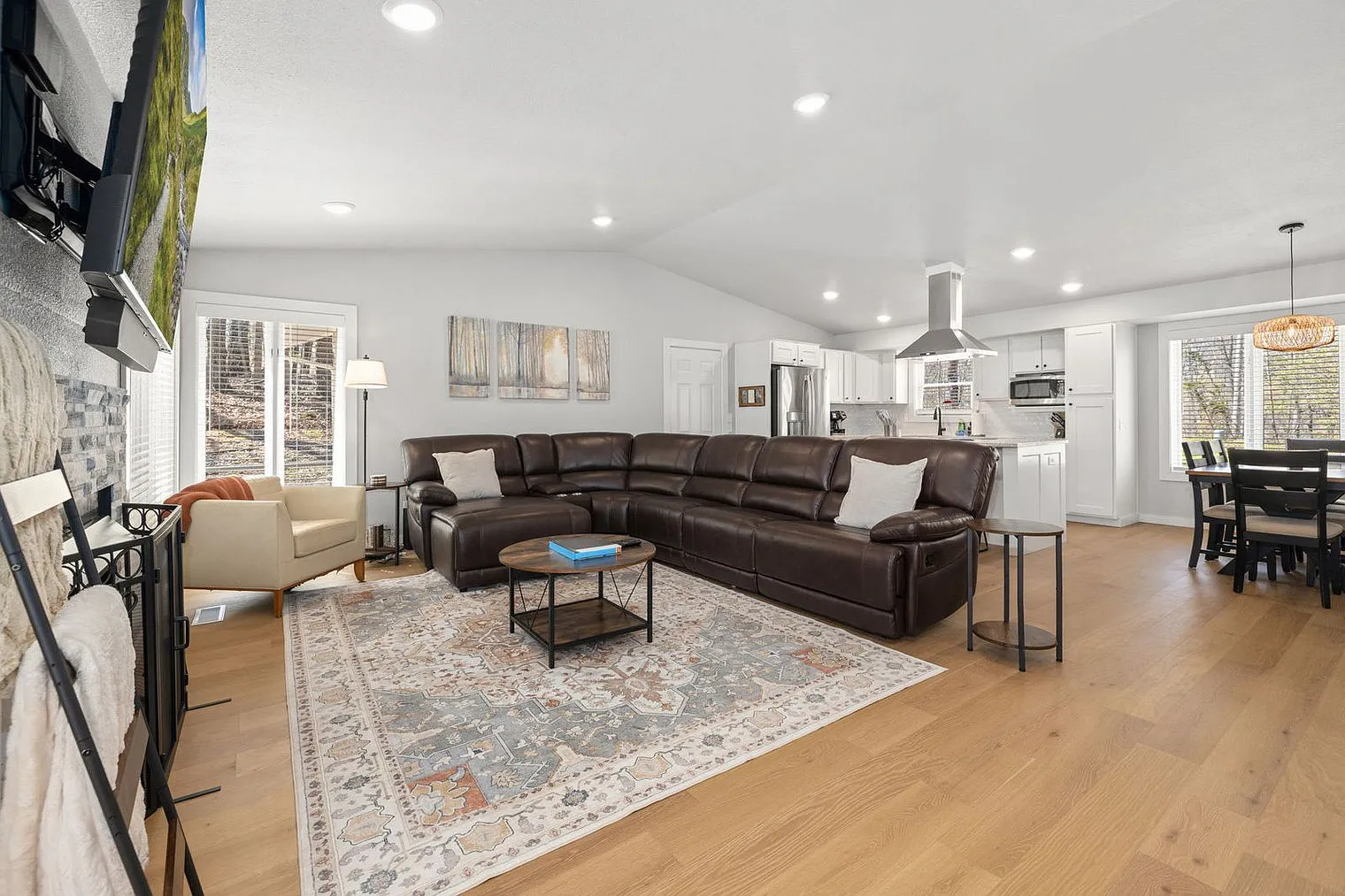 4 bed, 2.0 bath, 2077 sqft, $5,607 — Photo 2
