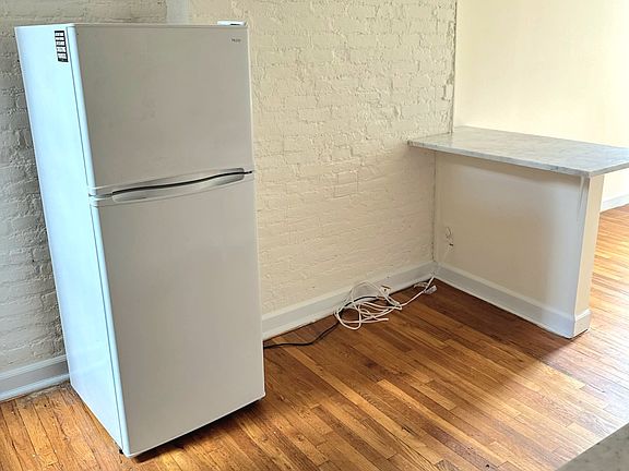3rd image of 411 E 6th St APT 4A