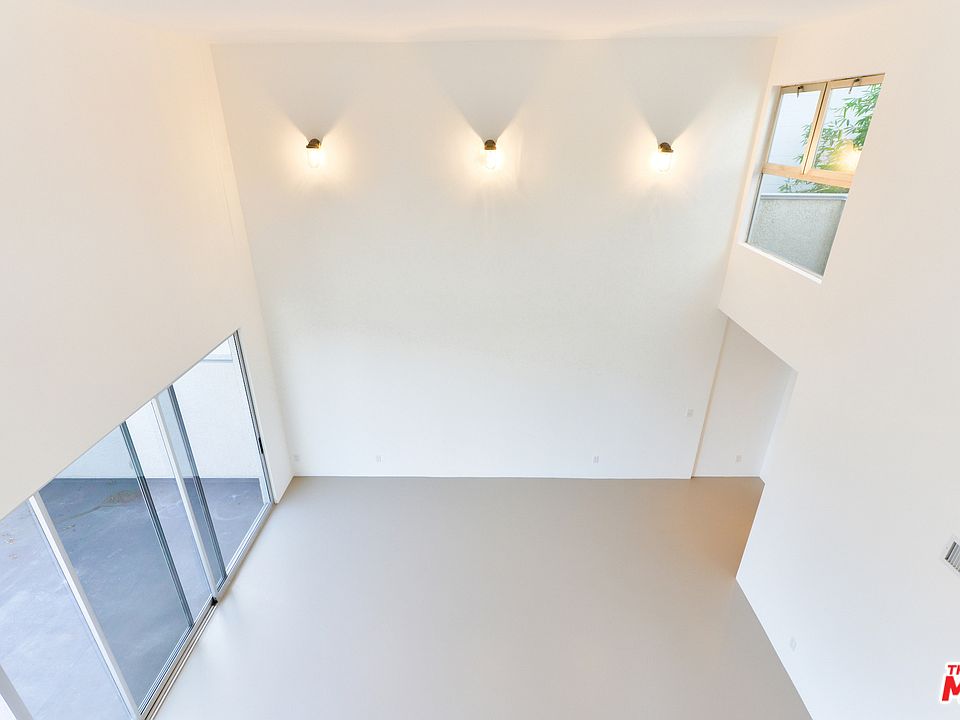 1st image of 558 Rose Ave APT 3