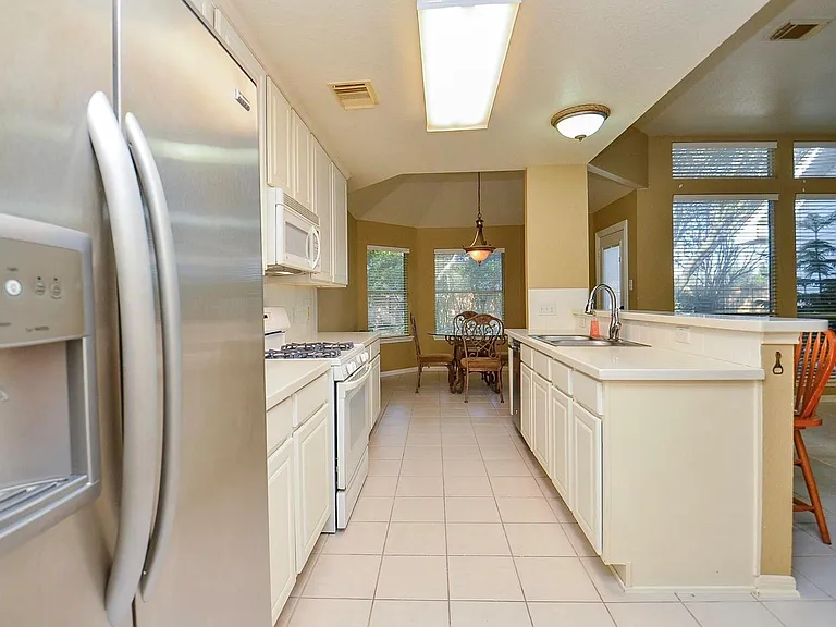 4606 Russett Ln — Photo 8