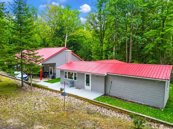 527 Eagles Nest Rd, Indian River, MI 49749