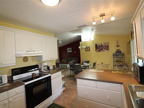 5th image of 584 Lincoln Ave NW