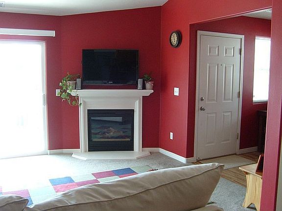 Entry way, gas fireplace, south-facing deck