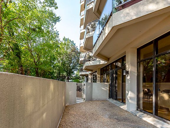 Huge Patio-Approx: 200 Sq Ft