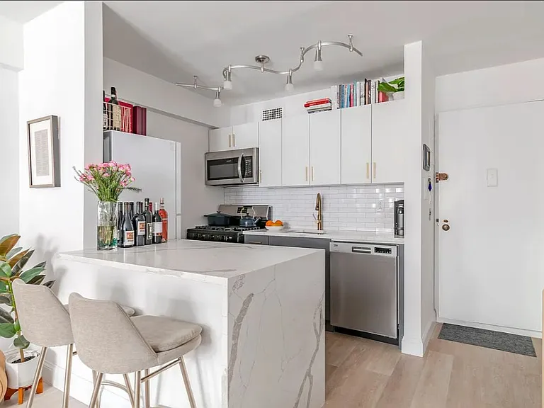 170 W 23rd St #5Y — Photo 4