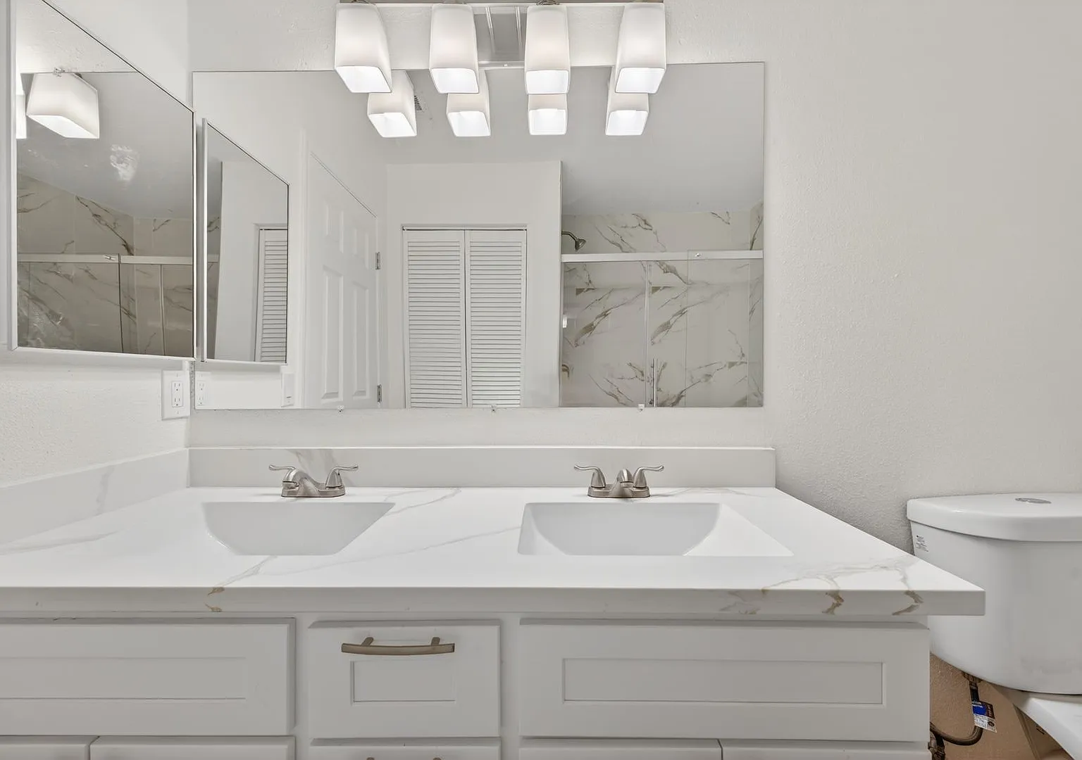 Move-in Special! $500 off the first month's rent on a 1-year lease! Completely Remodeled 2-Bedroo... — Photo 3