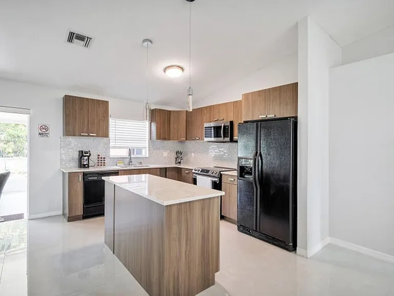 113 Madrid St — Photo 1