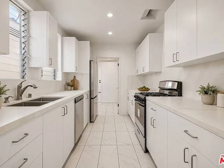207 S Reeves Dr — Photo 7