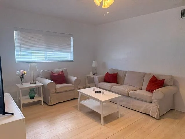 1 bed, 1.0 bath, 739 sqft, $1,600 — Photo 3
