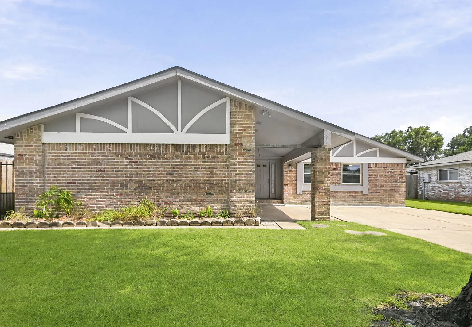 3 bed, 2.0 bath, 1706 sqft, $2,400 — Photo 2