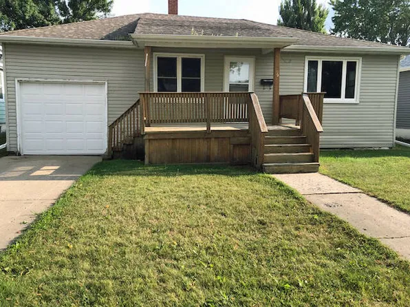 1026 1st St NE, Devils Lake, ND 58301