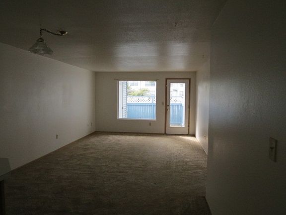 4th image of 730 SE 8th Ave #102