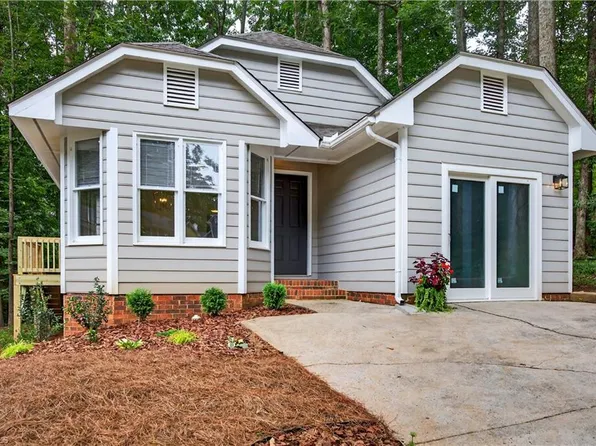 8 Brookshire Ct, Greensboro, NC 27455