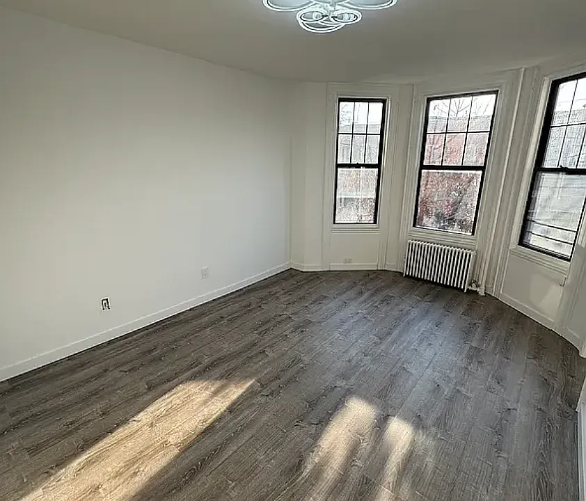 52 Hausman St #2