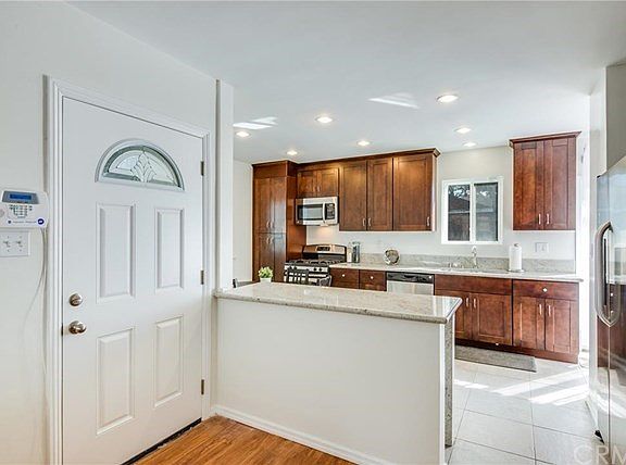 4th image of 15333 Casimir Ave