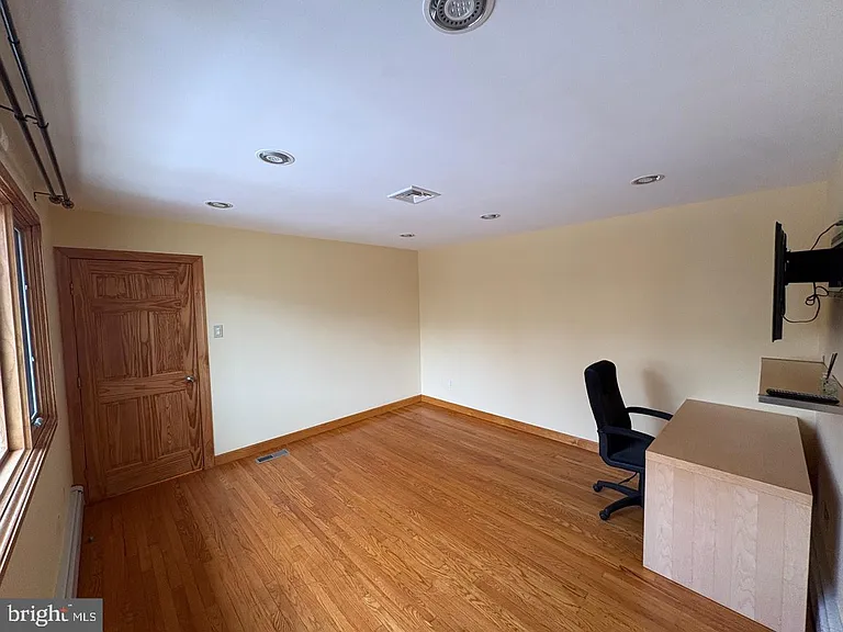 1040 Indiana Ave — Photo 9