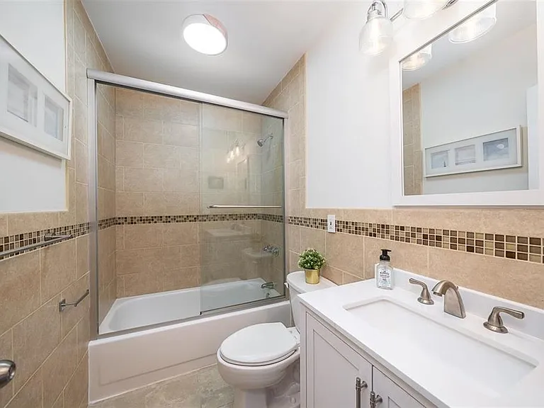 372 Communipaw Ave #4L — Photo 13