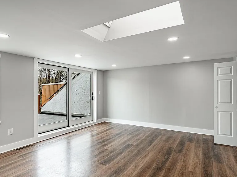 239 Smallwood Ct — Photo 11