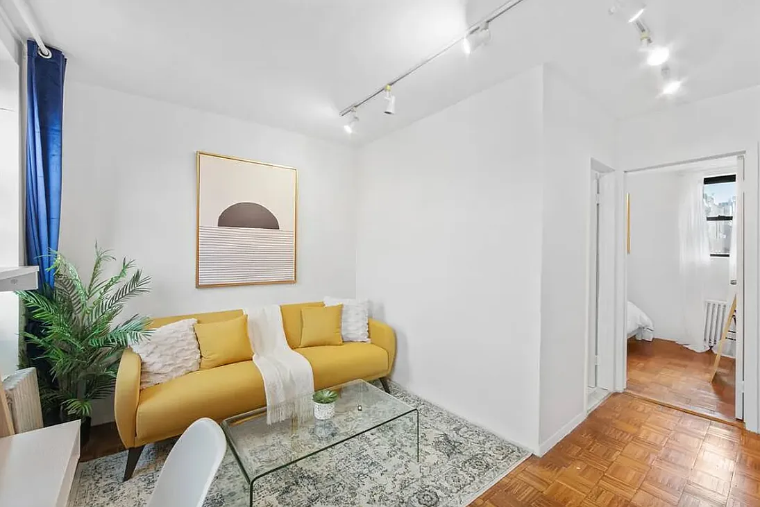 Building Photo - 402 E 11th St #8