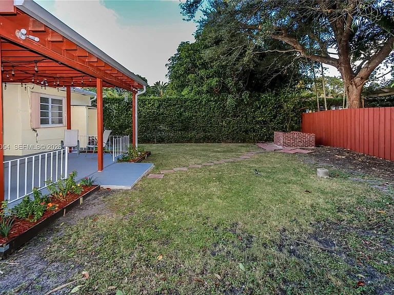1015 Cortez St — Photo 34