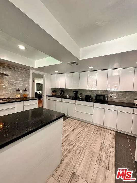4 bed, 3.0 bath, 2390 sqft, $15,000 — Photo 3