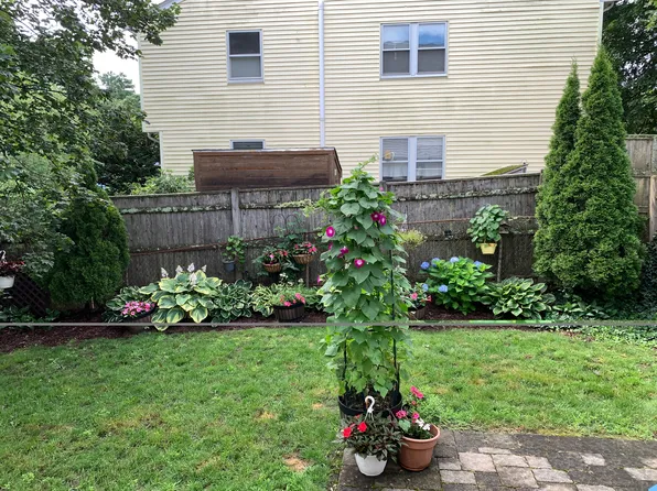 152 Sycamore St #A, Watertown, MA 02472