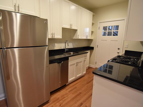 3rd image of 4426 N Wolcott Ave APT 1A