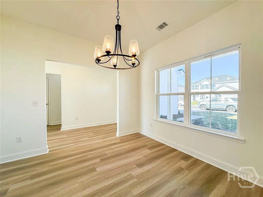 4 bed, 2.5 bath, 2283 sqft, $2,400 — Photo 3