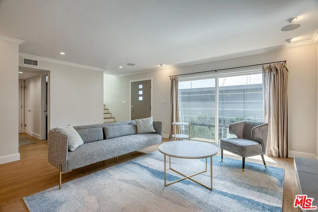 2 bed, 2.5 bath, 1260 sqft, $5,900 — Photo 4
