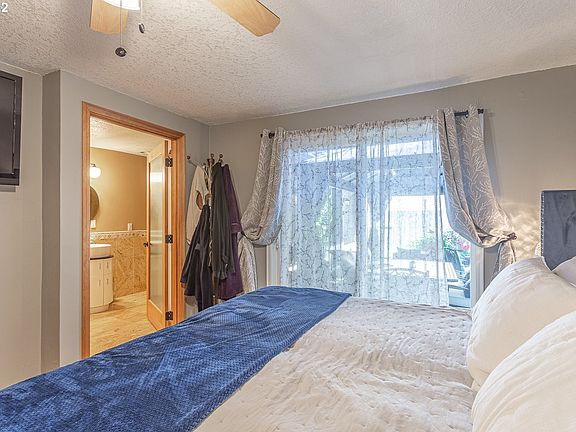 5th image of 521 SE Olympia Dr