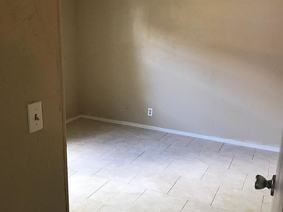 5th image of 519 N Broadway St APT 4