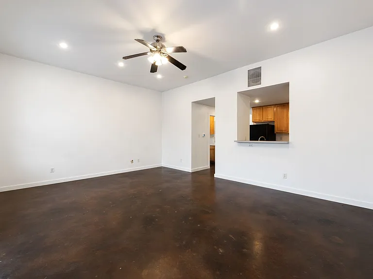 2601 East 7th Street — Photo 11