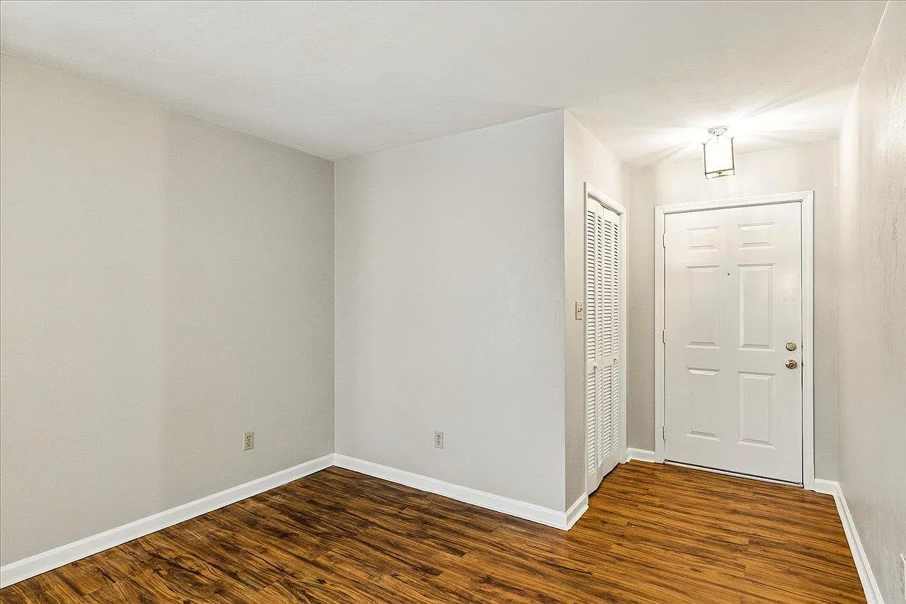 3 bed, 2.0 bath, 1073 sqft, $1,950 — Photo 4