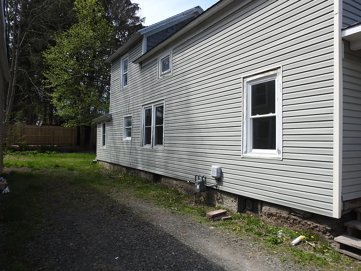 Building Photo - 42 W Midland Dr