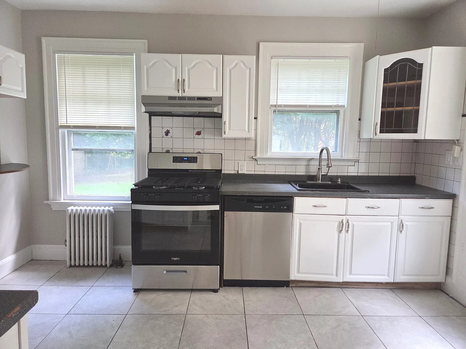 3 bed, 1.5 bath, 1794 sqft, $2,595 — Photo 2