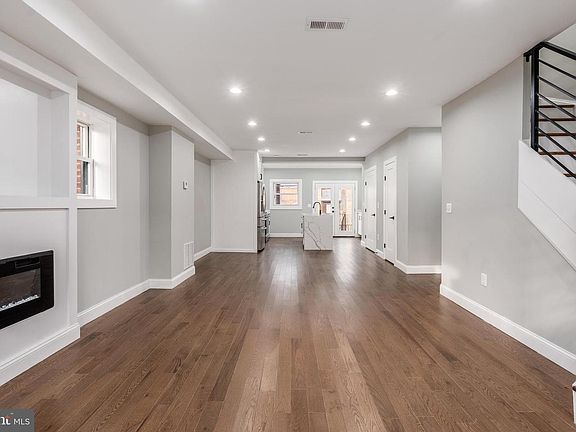 5th image of 928 Perry Pl NE