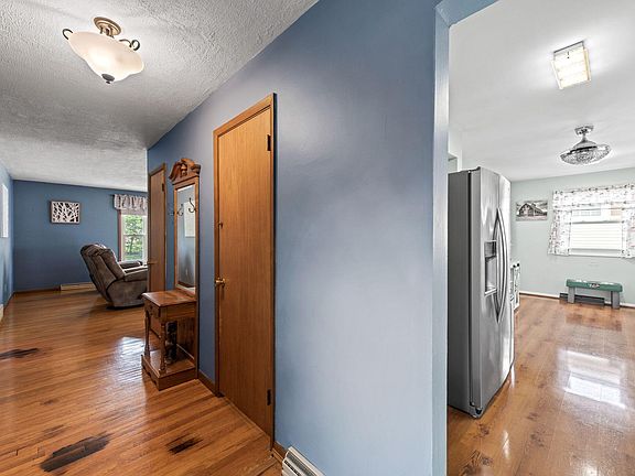 4th image of 1044 Clubhouse Dr