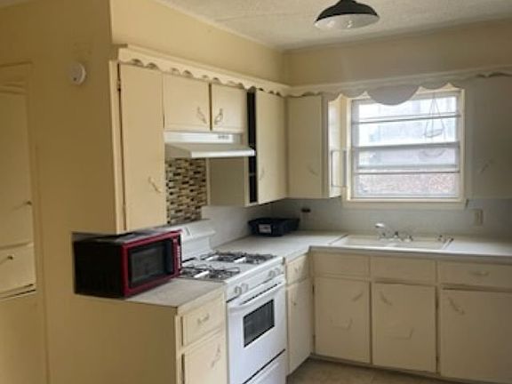 3rd image of 415 W College St