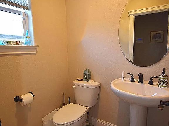 Guest Bathroom (Downstairs)