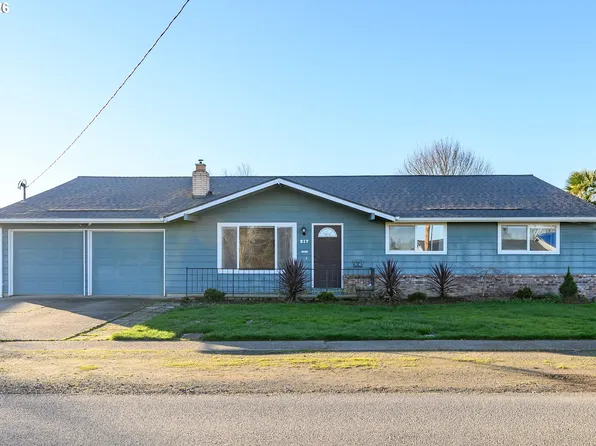 217 S 3rd St, Carlton, OR 97111