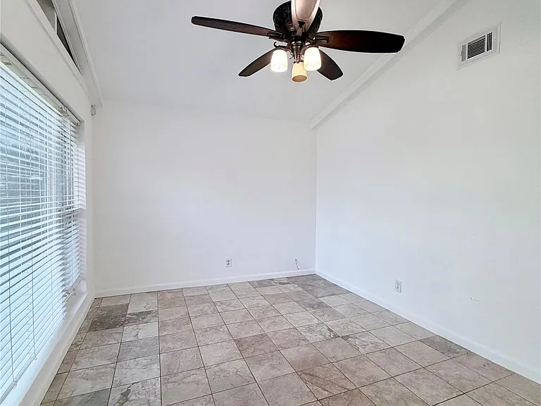618 Sulphur St — Photo 4