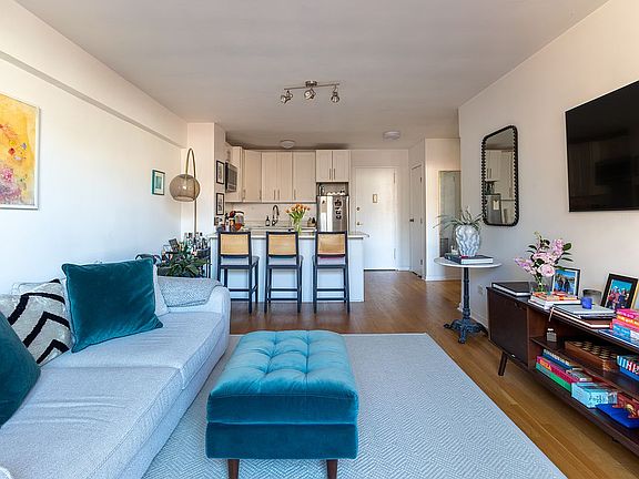 2nd image of 350 Bleecker St APT 4K