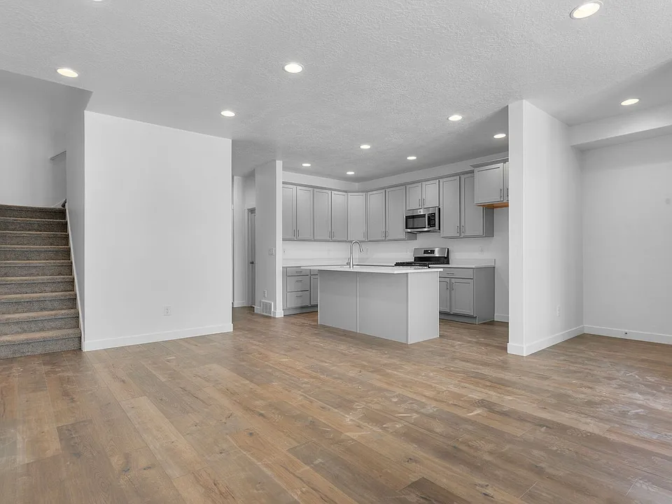 1623 E 6820 N