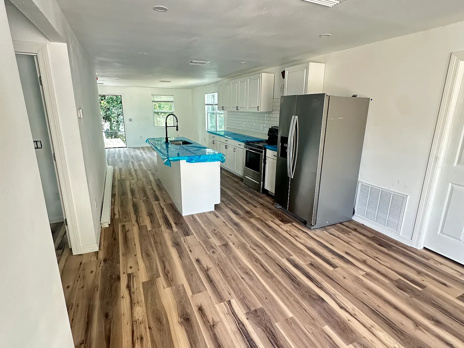 4 bed, 1300 sqft, $2,690 — Photo 2