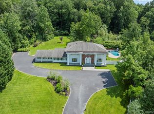 25 Montrose Court, Roslyn Harbor, NY 11576
