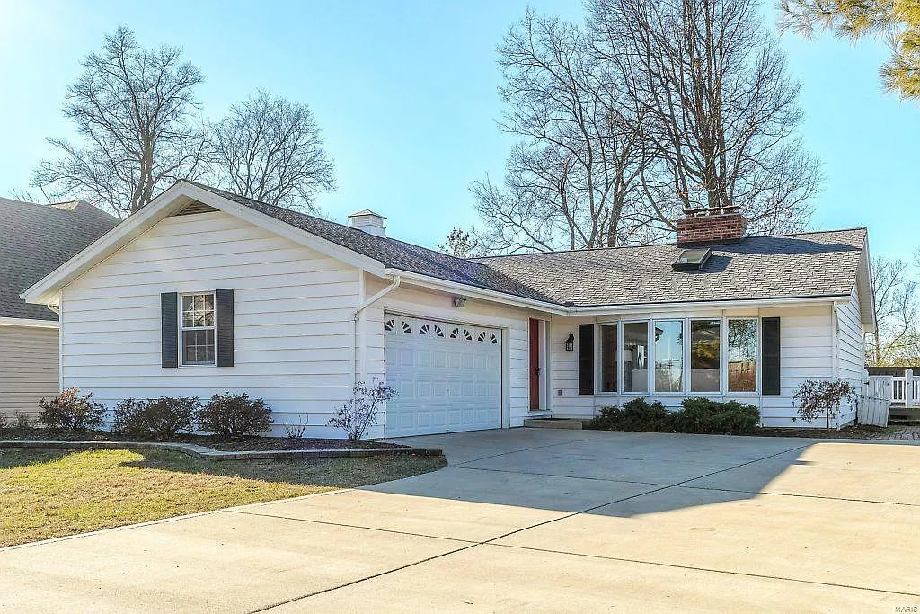 1039 Twin Pine Dr photo 1