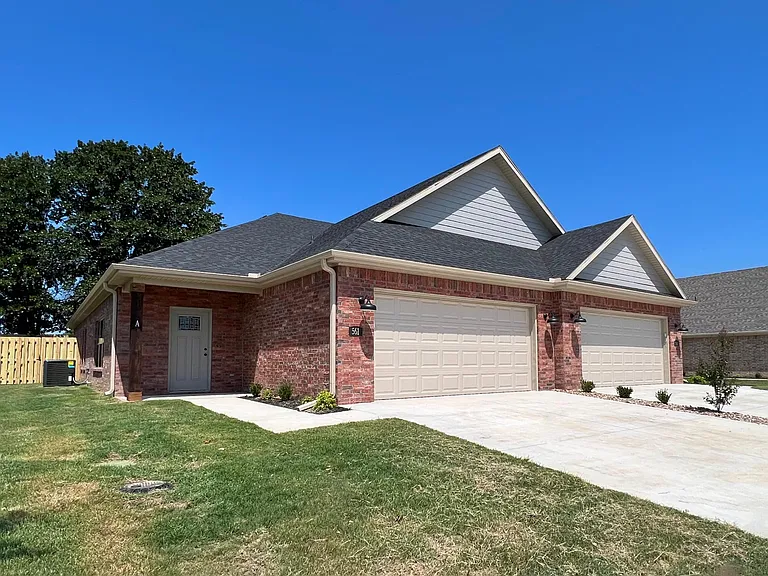 544 Bradford Dr #A — Photo 1
