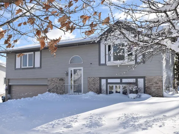 3215 Dubin CIRCLE, West Bend, WI 53090